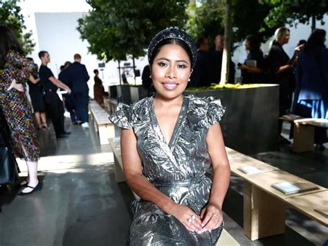 Yalitza deslumbra en desfile de Michael Kors junto a Nicole 